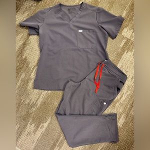 Size Large Figs Scrub Set in Charcoal